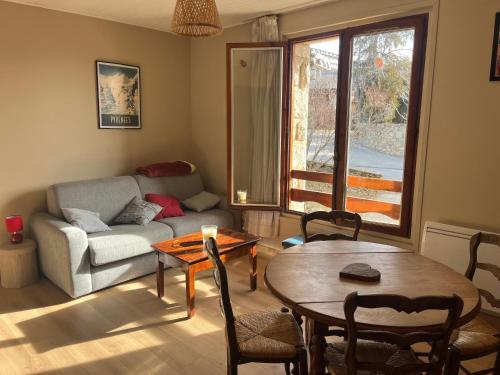 un salon avec un canapé et une table dans l'établissement Le Repaire des Cimes - Proche des pistes, à Font-Romeu-Odeillo-Via