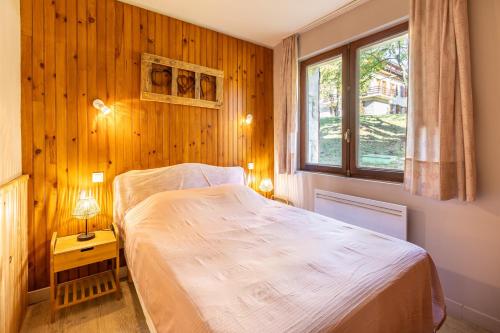 A bed or beds in a room at Le Repaire des Cimes - Proche des pistes