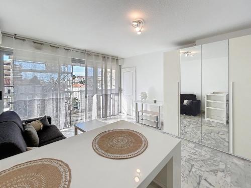 un salon avec un canapé et une table dans l'établissement La Salangane, à Cannes