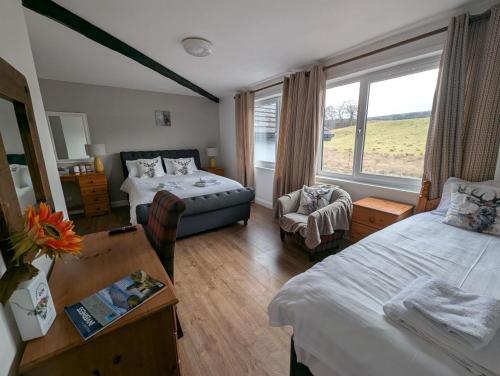 インバネスにあるOld North Inn Hotel, Invernessのベッドが2つと窓があるホテルの部屋