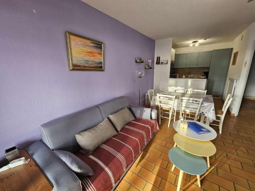 un salon avec un canapé et une table dans l'établissement Résidence CAP SOLEIL, piscines, tennis..., à Saint-Mandrier-sur-Mer