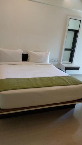 Fotografie z fotogalerie ubytování Hotel Lonavala Inn - Near Ekvira Devi Temple v destinaci Kārli