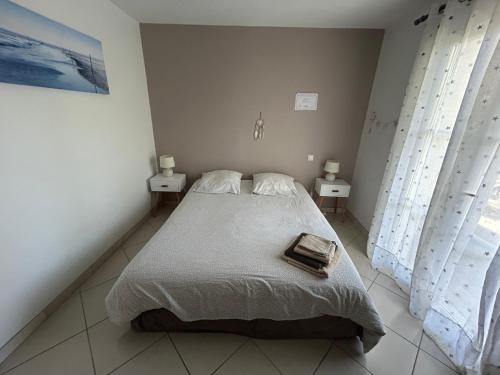 - une chambre avec un lit, 2 tables de chevet et 2 fenêtres dans l'établissement Belle villa au Cap Ferret Quartier MIMBEAU, à Lège-Cap-Ferret