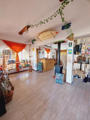 Ο χώρος του lounge ή του μπαρ στο Las Palmas Beach Hostel