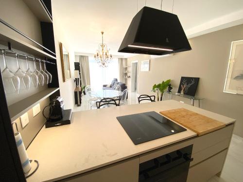 MIA Black Luxury Suite - with Private Pool Spaにあるキッチンまたは簡易キッチン
