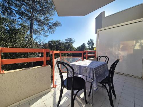 une table et des chaises sur le balcon d'une maison dans l'établissement Le Quercus appartement 2,4 personnes proche mer, à Saint-Raphaël