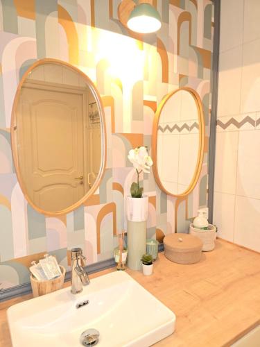 La salle de bains est pourvue de 2 miroirs et d'un lavabo. dans l'établissement Studio devant la Mer, à Antibes