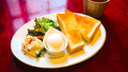 Jídlo v hostelu nebo okolí