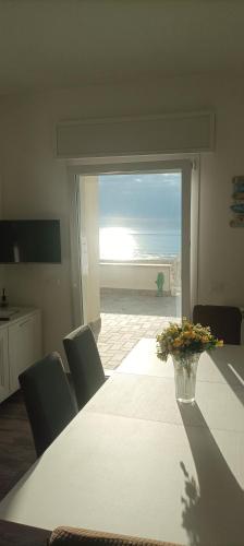 TV a/nebo společenská místnost v ubytování the suite on the beach