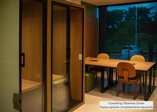 a conference room with a wooden table and chairs at Go Inn Catalão in Catalão