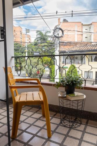 Casa amplia y acogedora en el corazón de Laurelesにあるバルコニーまたはテラス