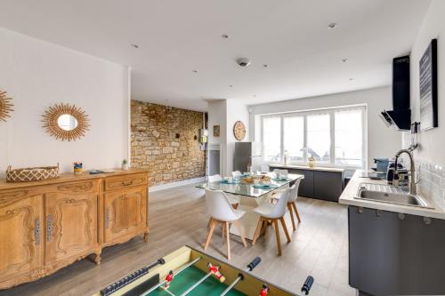 une cuisine avec une table et une salle à manger dans l'établissement Maison moderne, en pierre avec terrasse pour 6, à Montignac