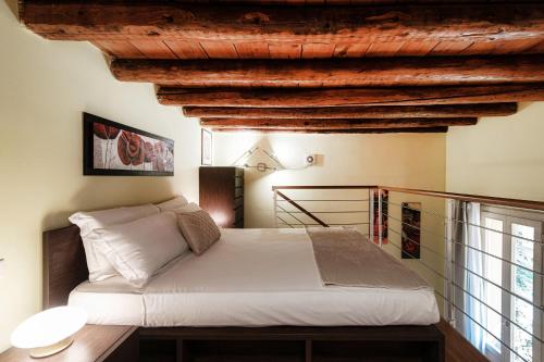 una camera da letto con un letto e un soffitto in legno di Borgovico 42 by Quokka 360 - near the train station of Como a Como