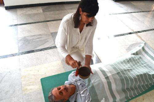 a woman is cutting the head of a man at PortoCielo Yoga e Mare in Nulvi