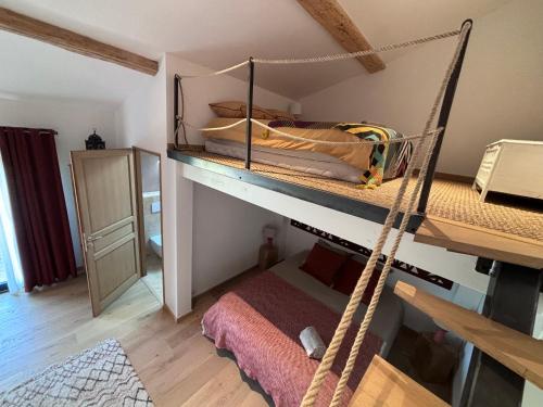 - une chambre avec un lit hamac dans l'établissement Les chambres d hôtes de la Maison Mélomane, à Saussens