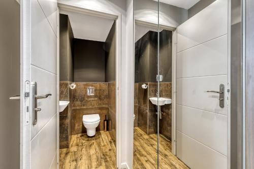 une salle de bain avec toilettes, deux lavabos et une douche dans l'établissement Ebène, à Annecy