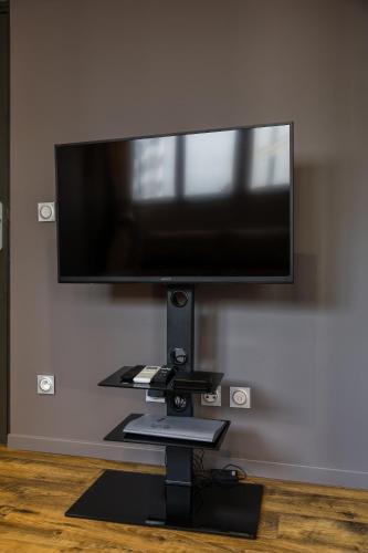 - une télévision à écran plat sur un support mural dans l'établissement Ebène, à Annecy