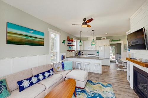 a living room with a couch and a kitchen at The Turtle Nest in Lincoln City