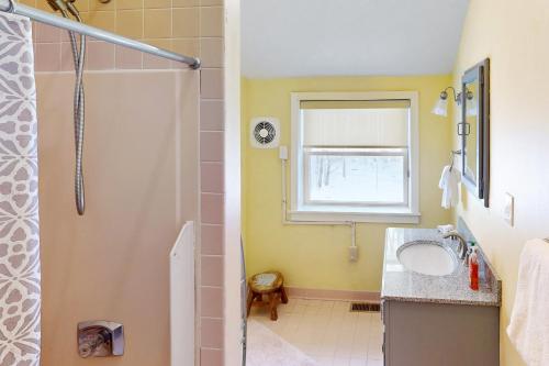 Ein Badezimmer in der Unterkunft Justin Lake Lodge