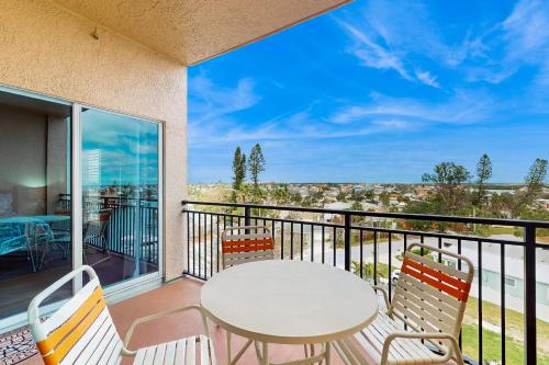 een balkon met een tafel en stoelen en uitzicht bij Madeira Bay Resort 509 in St Pete Beach