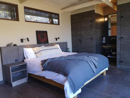 Ένα ή περισσότερα κρεβάτια σε δωμάτιο στο casa hirka lodge