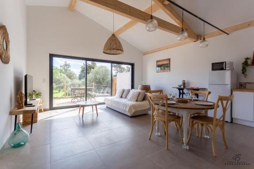 un salon avec une table et un canapé dans l'établissement Clos de la Pounso, à Lapalme