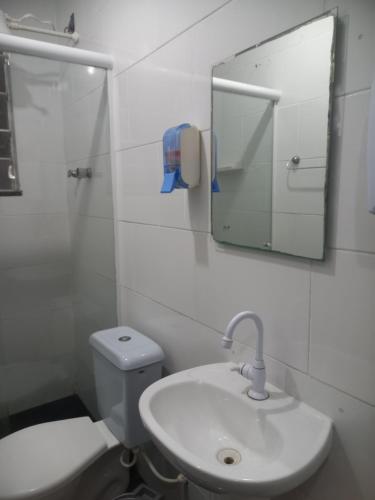 Bilik mandi di Quartos Em Casa In Caxias da Paraíso