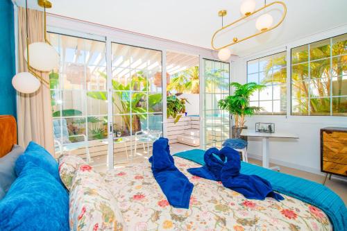 滨海帕尔姆Luxury 3bd villa with premium amenities, jacuzzi, private parking的客厅配有带蓝色裤子的沙发