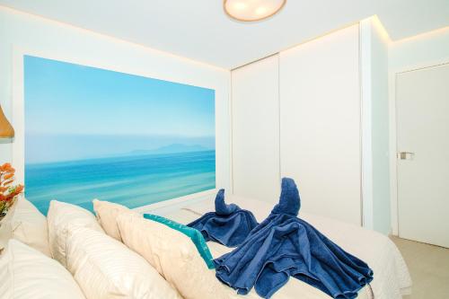 滨海帕尔姆Luxury 3bd villa with premium amenities, jacuzzi, private parking的海景客房 - 带一张床