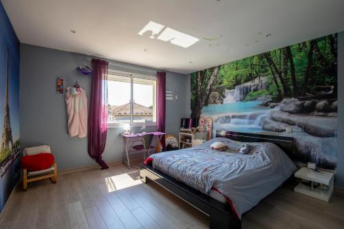 - une chambre avec une fresque murale représentant une cascade dans l'établissement Villa LEONIE piscine clim 5 chambres 1 dortoir 15 PERSONNES, à Avignon