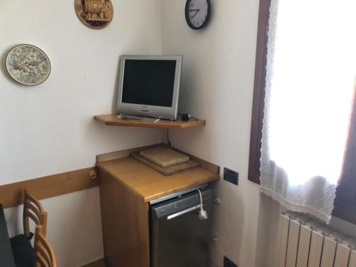 a computer monitor sitting on top of a desk in a room at Agriturismo Villa Greggio in Casalserugo