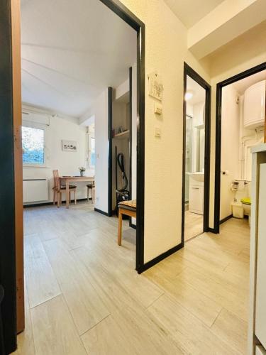 un couloir avec un miroir et une salle à manger dans l'établissement Studio Thermotel 208, à Saint-Martin-dʼUriage