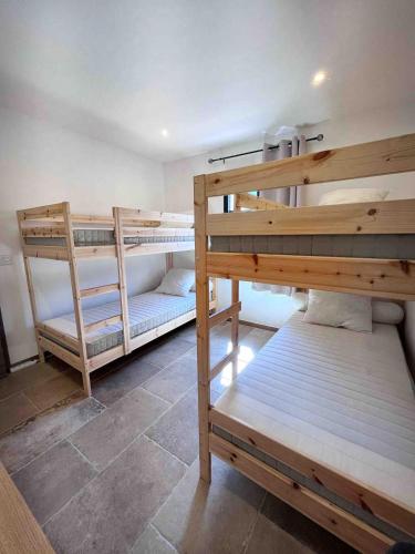 une chambre avec deux lits superposés dans une pièce dans l'établissement Villa Filogiu, dans un petit lotissement calme, à Calenzana