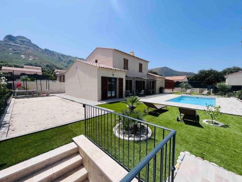 une maison avec une cour et une piscine dans l'établissement Villa Filogiu, dans un petit lotissement calme, à Calenzana