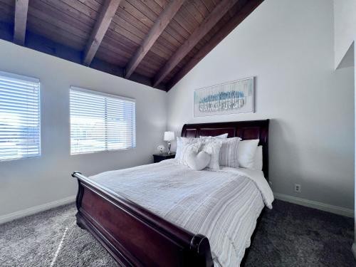 - une chambre avec un grand lit, des murs blancs et des fenêtres dans l'établissement Destination #20, à Anaheim
