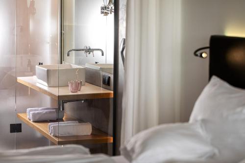 Ein Bett oder Betten in einem Zimmer der Unterkunft Design-Chalet with Garden, Pool, Spa & Restaurant