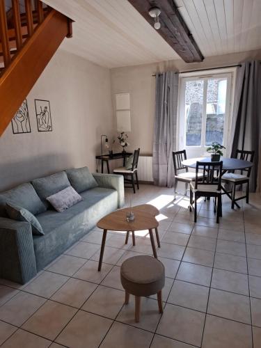 un salon avec un canapé et une table dans l'établissement L'étape du Theil, à Le Theil-de-Bretagne
