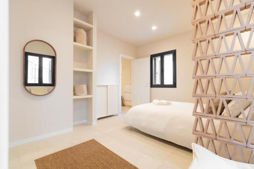 Postel nebo postele na pokoji v ubytování Terraza en el centro y junto a la Playa - By Aloha Palma