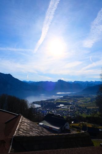 a view of a city with mountains in the background at Gmundnerberghaus - ROOMS in Altmünster