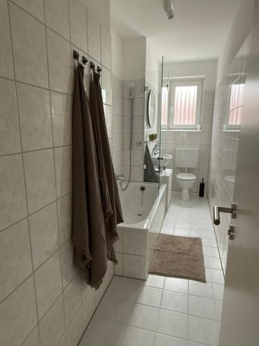 ein Badezimmer mit Badewanne, Toilette und Waschbecken in der Unterkunft Apartment 3 Eilenriede in Hannover