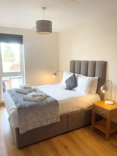 Letto o letti in una camera di Blue Sky Apartments@Guildford Town Centre