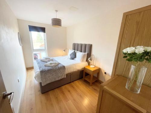Letto o letti in una camera di Blue Sky Apartments@Guildford Town Centre