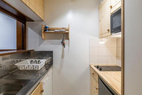 une petite cuisine avec un évier et un comptoir dans l'établissement Magnifique studio avec vue, à Chamonix-Mont-Blanc