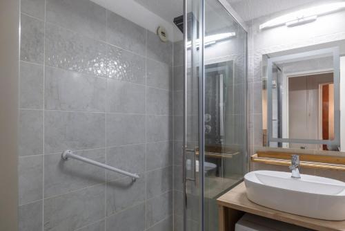 une salle de bain avec un lavabo et une douche dans l'établissement Magnifique studio avec vue, à Chamonix-Mont-Blanc