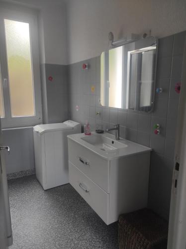 une salle de bain avec un lavabo, des toilettes et un miroir dans l'établissement Bretagne évasion, à Plouhinec