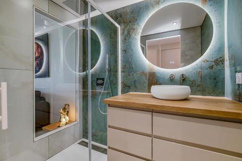 une salle de bain avec un lavabo et un miroir dans l'établissement The Wave Village Naturiste Port Ambonne Cap d Agde, au Cap d'Agde