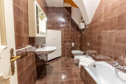 a bathroom with two sinks and a tub and two toilets at Mare & Monti scopri le Marche in Stazione Falerone