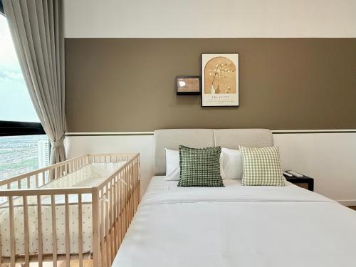 ein Babyzimmer mit einem Kinderbett und einem Bett in der Unterkunft 3BR-Nanyang-Paradigm Residence by Guesthouse-6-8Pax in Johor Bahru