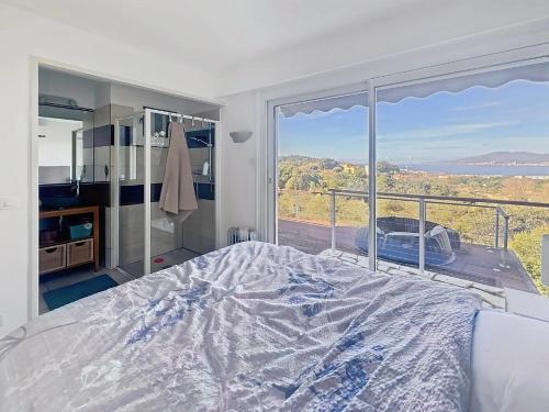 Ένα ή περισσότερα κρεβάτια σε δωμάτιο στο Superbe maison F5 avec vue mer - Plage à 5 min - Climatisation - Wifi gratuit