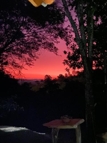 De zonsopgang of zonsondergang vanuit de camping